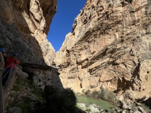 wir stehen auf der Glasfläche des Balkons fast 100m über der Schlucht