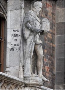 Statue Wilhelm V am Münchner neuen Rathaus an der Fassade Richtung Marienplatz